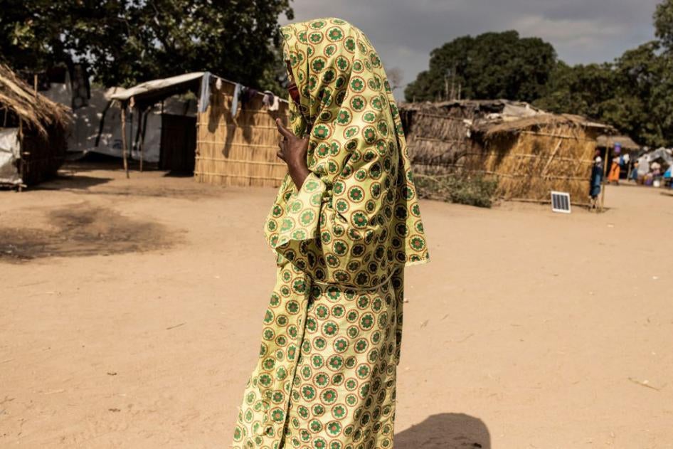 Une femme mozambicaine, qui fait partie des dizaines de milliers de personnes ayant dû fuir le conflit dans le nord du pays, photographiée dans le camp de personnes déplacées surnommé « Campo 25 de junho » (« Camp 25 juin »), à Metuge, au Mozambique, le 20 mai 2021. 