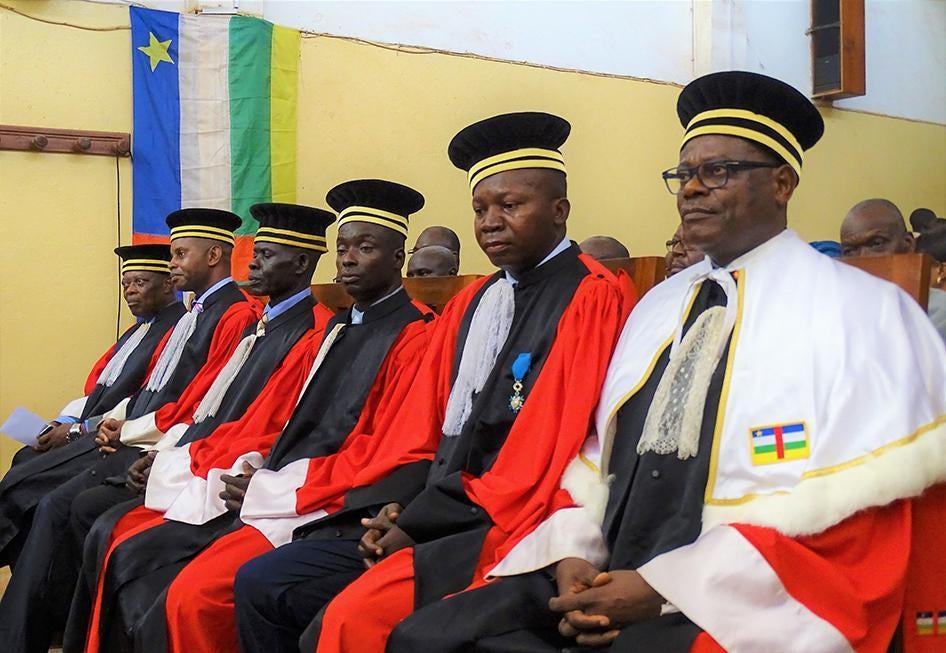 Le Procureur spécial Toussaint Muntazini (à droite) et cinq autres juges de la Cour pénale spéciale (CPS) de la République centrafricaine, après leur prestation de serment à l’Assemblée nationale à Bangui, le 30 juin 2017.