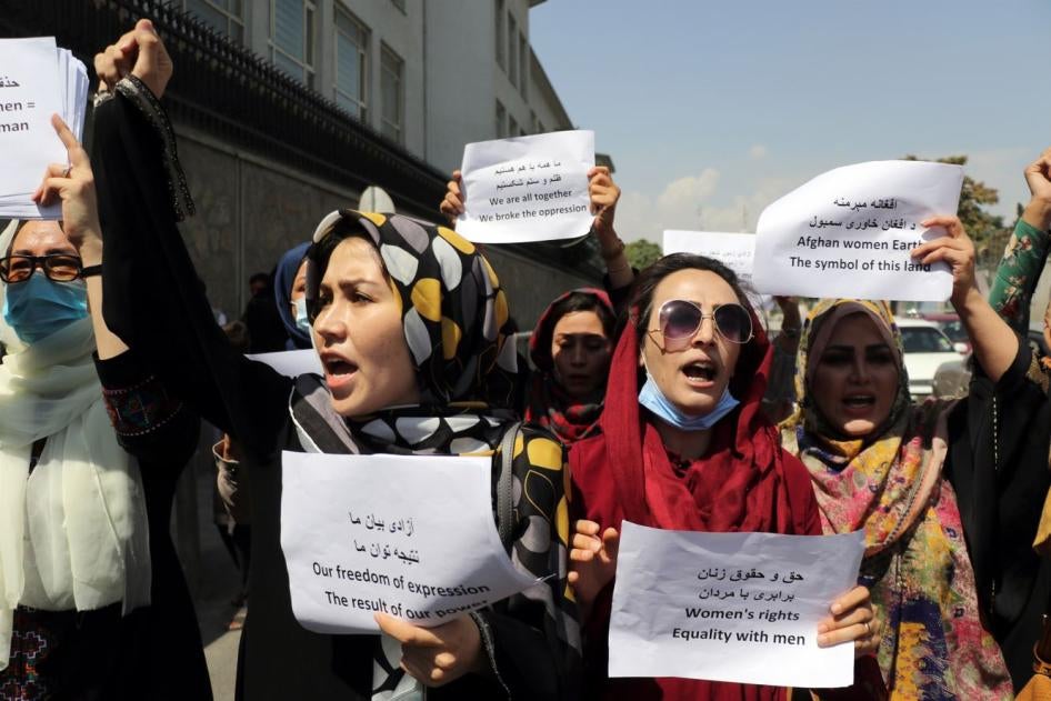 Женщины требуют соблюдения своих прав при правлении талибов на акции протеста в Кабуле