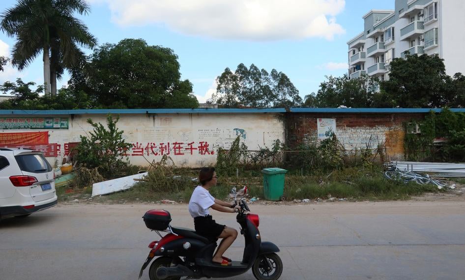 中国已取消一胎化政策，但广西壮族自治区博白县某公家机关的围墙上仍有倡导该政策的标语，2021年8月26日。
