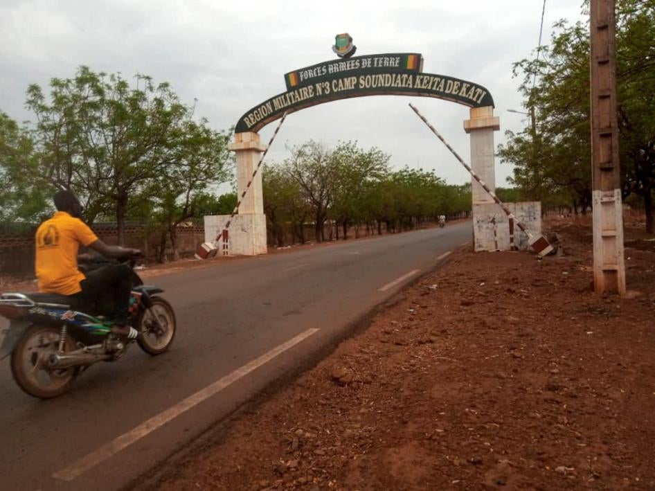 Le portail à l’entrée du camp militaire Soundiata Keïta à Kati, au Mali, photographié le 25 mai 2021.