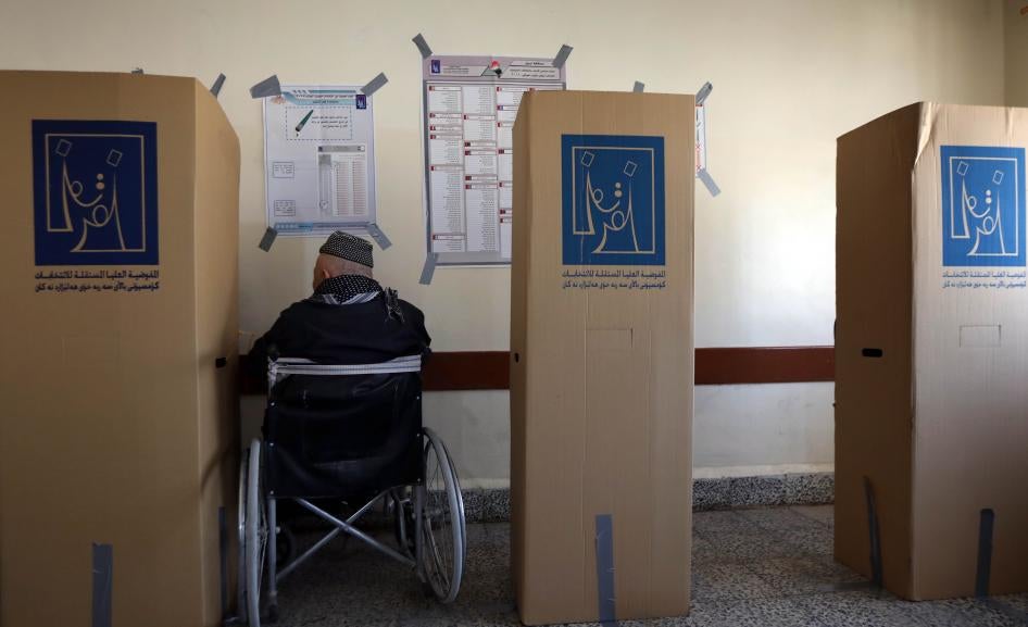 Un électeur en fauteuil photographié dans un bureau de vote à Erbil, la capitale de la région autonome du Kurdistan, dans le nord de l’Irak, le 12 mai 2018. 