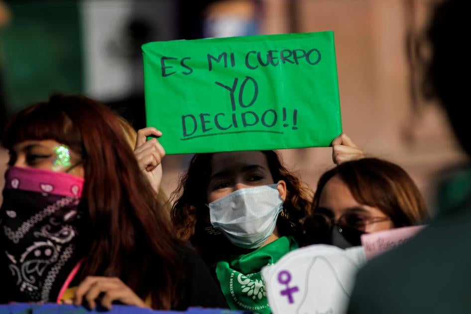 Mujer sostiene pancarta con el mensaje “Es mi cuerpo, yo decido” durante una manifestación para celebrar la decisión de la Suprema Corte mexicana que determinó la inconstitucionalidad de la penalización absoluta del aborto, en Saltillo, México, el 7 de septiembre de 2021. 