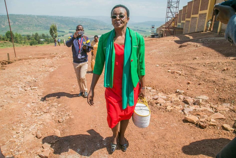 L’opposante rwandaise Victoire Ingabire quitte la prison de Nyarugenge, dans la périphérie de Kigali, après avoir été libérée le 15 septembre 2018.