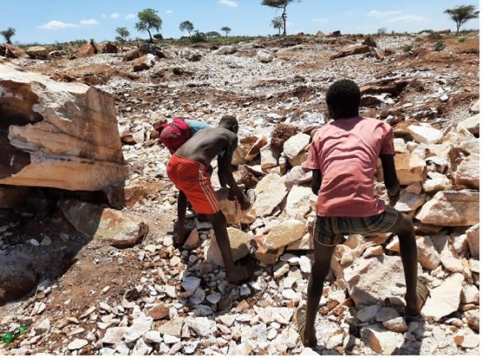 Deux garçons travaillant dans une carrière de calcaire dans le district de Moroto, en Ouganda.