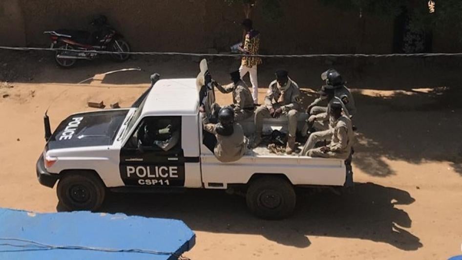 Un véhicule de la police anti-émeute circulait dans une rue de la capitale du Tchad, N’Djamena, lors de manifestations organisées par l’opposition le 2 octobre 2021.