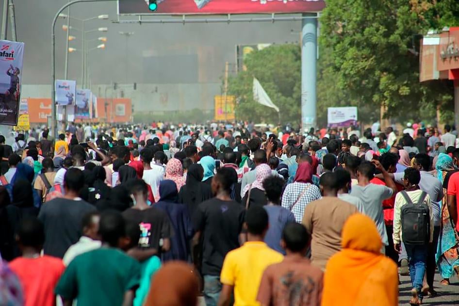 آلاف المتظاهرين المؤيدين للديمقراطية نزلوا إلى الشوارع لإدانة استيلاء العسكر على الحكم في الخرطوم، السودان في 25 أكتوبر/تشرين الأول 2021. 