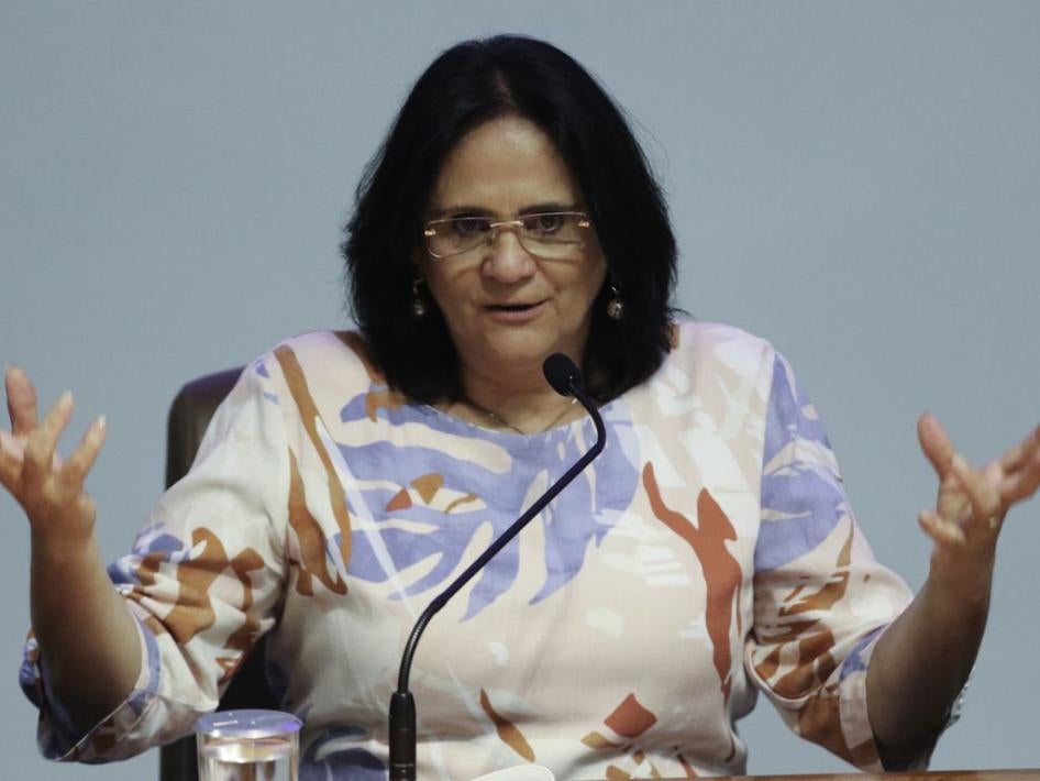 A ministra da Mulher, da Família e dos Direitos Humanos, Damares Alves, discursa em evento oficial em Brasília, em 18 de agosto de 2021. 