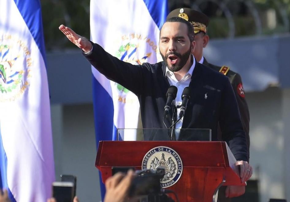 El Presidente de El Salvador, Nayib Bukele, habla con sus partidarios en San Salvador, El Salvador, el 20 de febrero de 2020.
