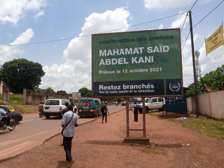 Un panneau d'affichage érigé au bord d’une route à Bangui, en République centrafricaine, en septembre 2021, au sujet des poursuites engagées par la Cour pénale internationale contre Mahamat Saïd Abdel Kani, un-ex commandant de la Seleka accusé de crimes de guerre.