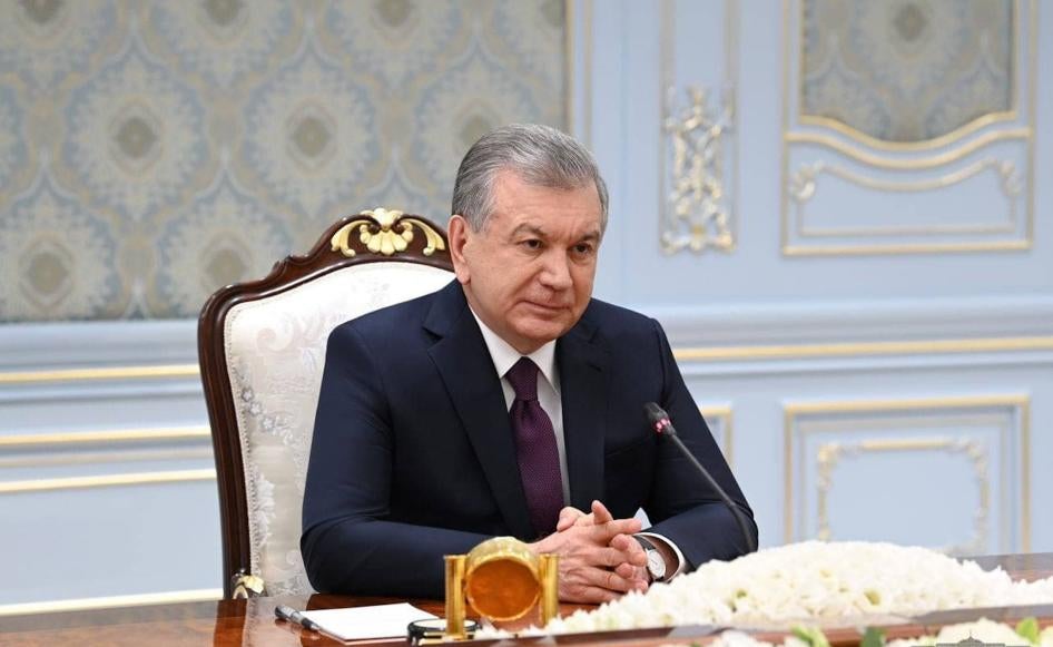 Президент Узбекистана Шавкат Мирзиёев принимает министра иностранных дел Ирана Мохаммада Джавада Зарифа (не на фото) в Ташкенте, Узбекистан, 05 апреля 2021 года.