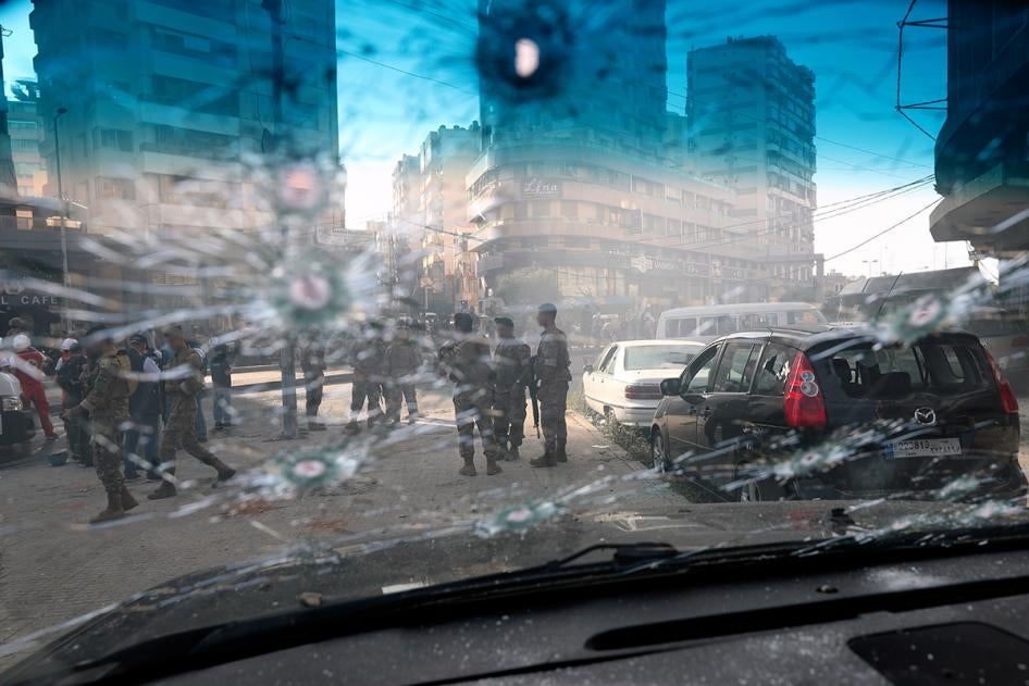 جنود من الجيش اللبناني يظهرون عبر نافذة سيارة اخترقها الرصاص بعد اندلاع اشتباكات دموية في بيروت، لبنان، الخميس في 14 أكتوبر/تشرين الأول 2021.
