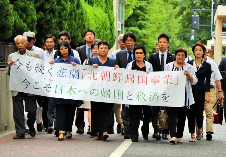 Des évadés de Corée du Nord et leurs défenseurs se rendent au tribunal du district de Tokyo pour déposer une plainte contre le gouvernement nord-coréen pour violation des droits humains, le 20 août 2018.