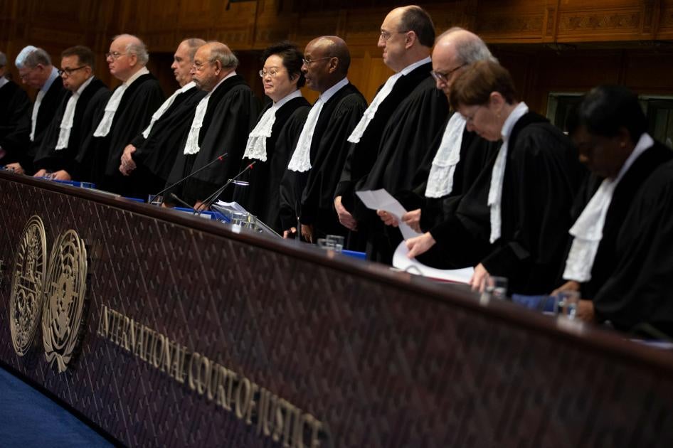 قضاة خلال اليوم الثاني من جلسات استماع في القضية التي رفعتها غامبيا ضد ميانمار في محكمة العدل الدولية في لاهاي، هولندا، 11 ديسمبر/كانون الأول 2019.