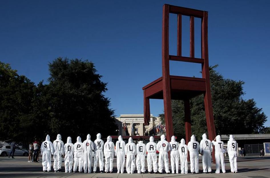 Devant le bureau des Nations Unies à Genève, des membres de la Campagne contre les robots tueurs exprimaient visuellement le message « Stop Killer Robots ». Cette campagne appelle les gouvernements à ne pas autoriser le développement de systèmes d'armes capables de sélectionner et d’attaquer des cibles sans aucune intervention humaine.