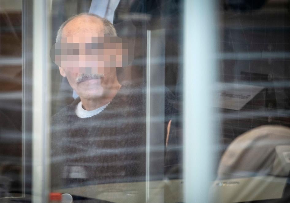L’accusé Anwar R., ex-agent du renseignement syrien, lors de son arrivée au tribunal de Coblence, en Allemagne, le 23 avril 2020, dans le cadre d’un procès sans précédent sur des actes de torture cautionnés par l'État syrien.