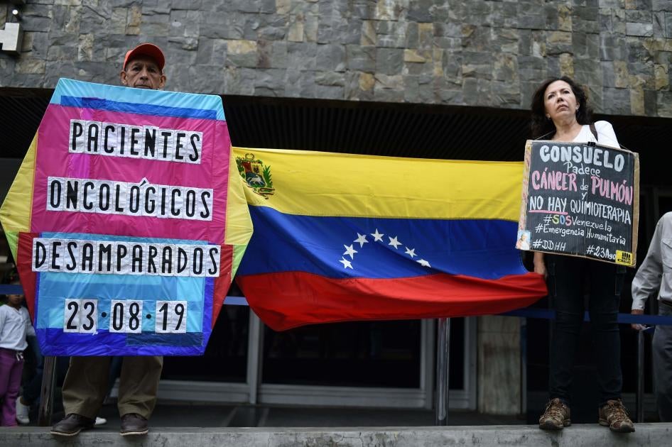 Pacientes de cáncer, sobrevivientes y sus familiares protestan por la falta de medicamentos e insumos médicos en los hospitales, frente a la sede del Instituto Venezolano de los Seguros Sociales (IVSS) en Caracas, el 23 de agosto de 2019.