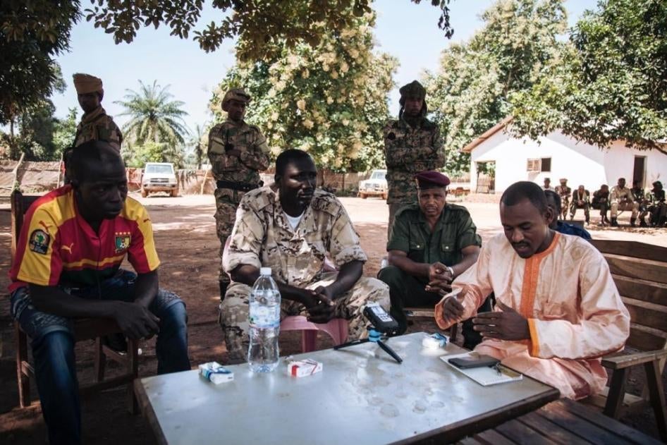 Hassan Bouba Ali (à droite) et Ali Darassa (au centre), entourés d'autres dirigeants de l'UPC, lors d'une réunion tenue à la base de ce groupe armé à Alindao, en République centrafricaine, en octobre 2017. 