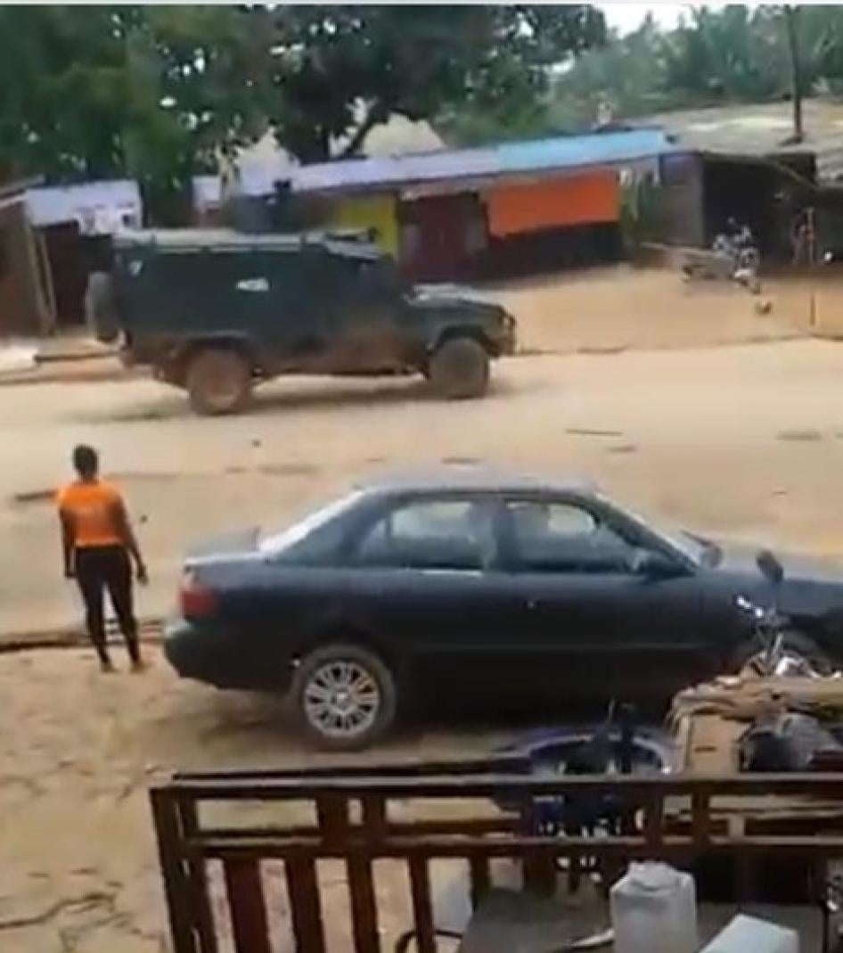 Capture d'écran d'une vidéo filmée dans le quartier Mile 2 de Bamenda, dans la région du Nord-Ouest au Cameroun, montrant un véhicule militaire blindé quelques instants avant que des soldats ne commencent à tirer sur des manifestants, le 12 novembre 2021. 