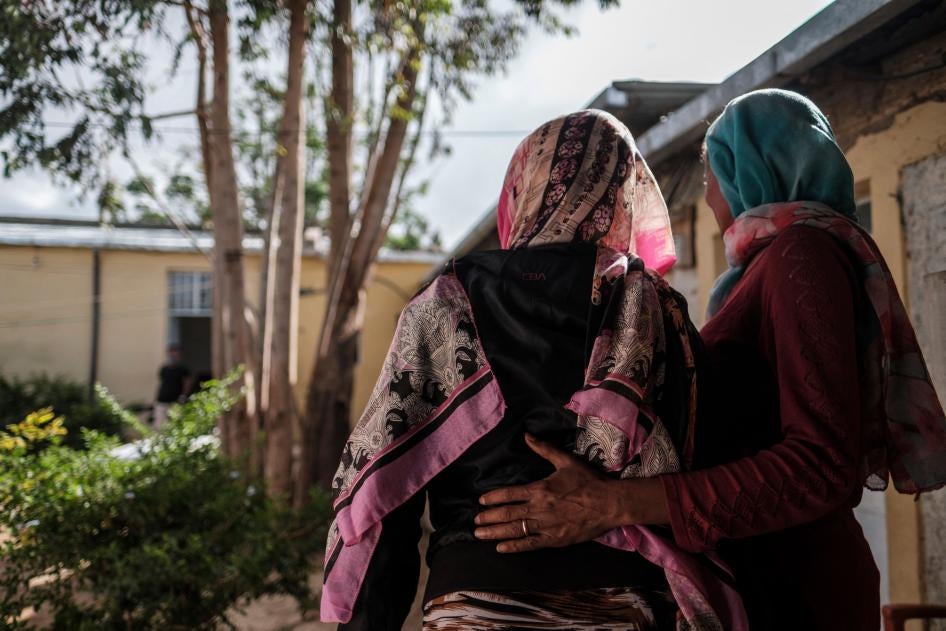 Une prestataire de soins de santé soutenait une survivante de violences sexuelles dans la région du Tigré, en Éthiopie, le 27 février 2021.