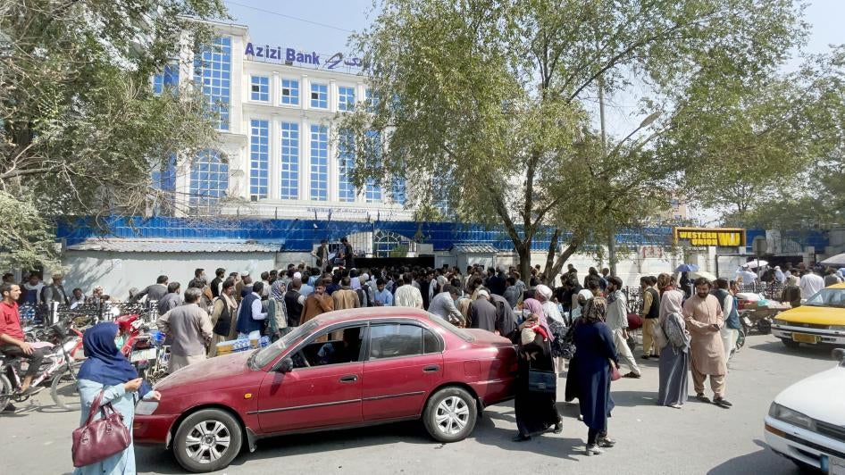 Une foule d’Afghans attendait devant une banque à Kaboul, le 21 septembre 2021, dans l’espoir de pouvoir retirer de l’argent. Ces derniers mois, la chute de revenus et le manque de liquidités ont aggravé l'insécurité alimentaire dans ce pays. 