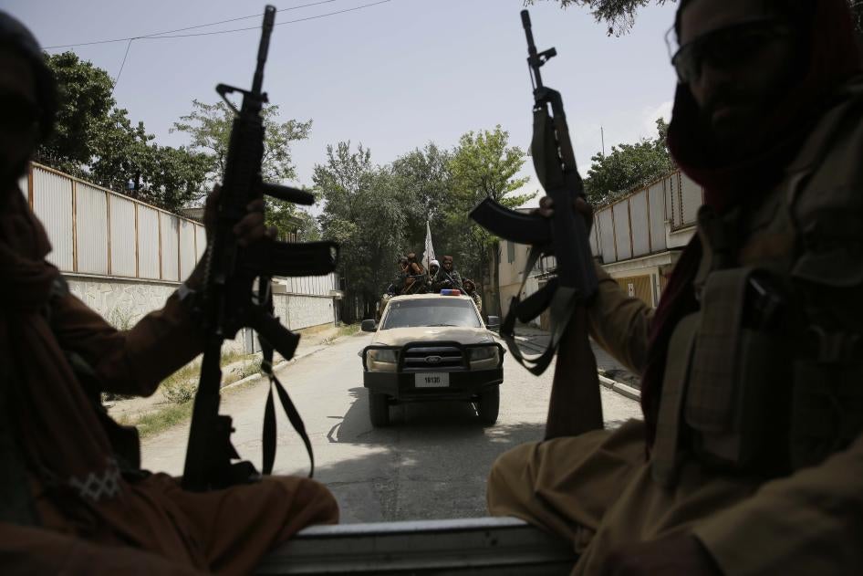 Ces combattants talibans, tenant des mitraillettes, patrouillaient à bord d’un véhicule dans une rue de la capitale de l’Afghanistan, Kaboul, le 19 août 2021. 