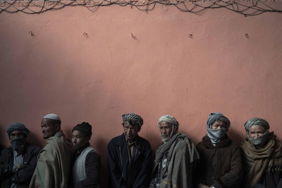 Ces hommes afghans faisaient la queue pour recevoir des sommes d’argent leur permettant d’acheter de la nourriture, dans un centre de distribution mis en place par le Programme alimentaire mondial à Kaboul, le 3 novembre 2021.