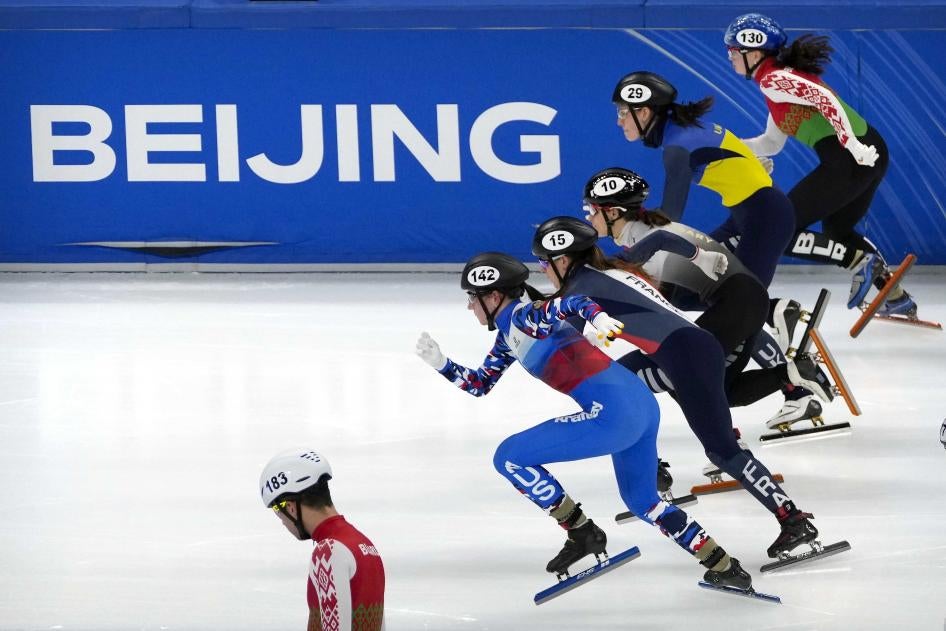 Ces patineurs chinois participaient à une épreuve test pour les Jeux olympiques d'hiver de 2022 au Palais omnisports (« Capital Indoor Stadium ») de Pékin, le 21 octobre 2021.