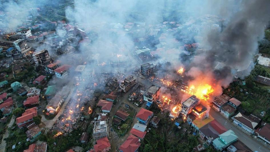 Des incendies ravageaient des maisons dans la ville de Thantlang, dans l'État de Chin, au Myanmar, le 29 octobre 2021. 