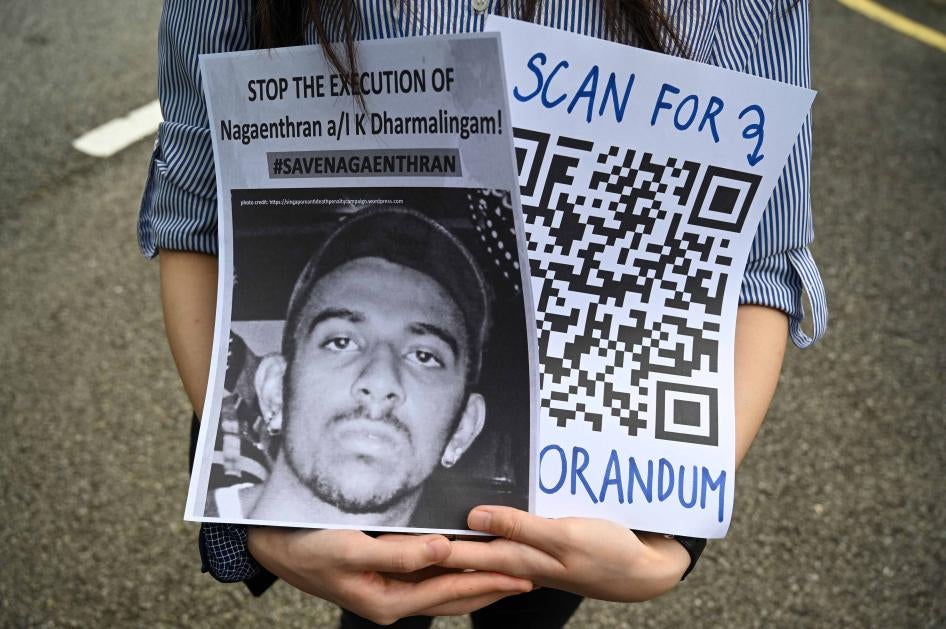 Une activiste tenait une photo de Nagaenthran Dharmalingam, un homme malaisien condamné à mort à Singapour, lors d’un rassemblement près du Parlement à Kuala Lumpur, en Malaisie le 3 novembre 2021.