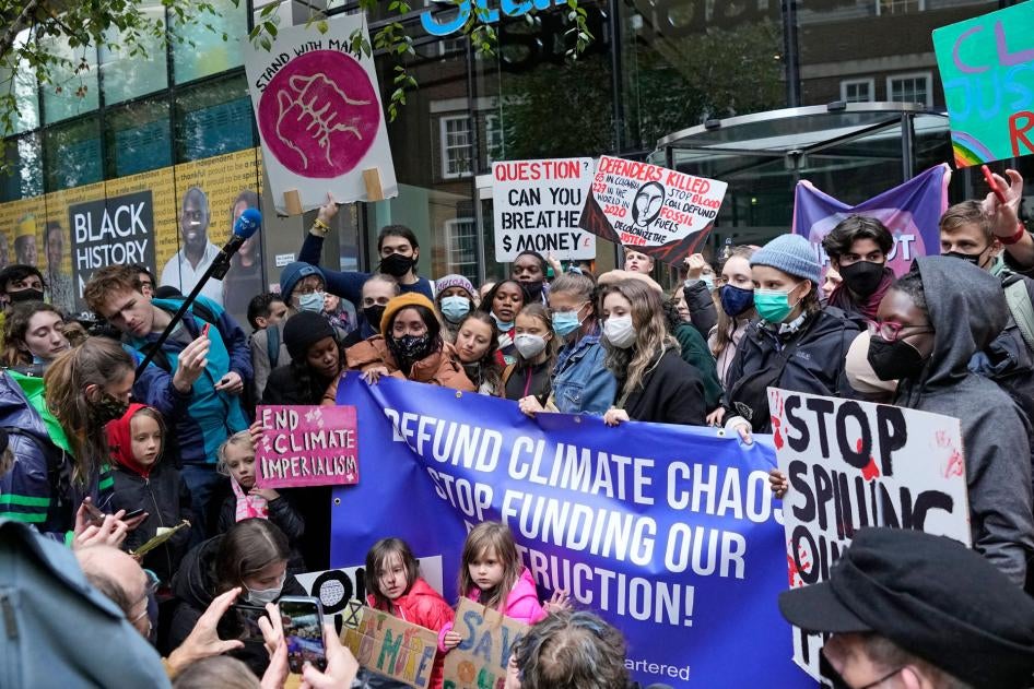 La militante écologiste Greta Thunberg (vêtue d’un blouson noir à rayure rouge, vers le centre de la photo), participait avec d’autres jeunes activistes à une manifestation à Londres le 29 octobre 2021, quelques jours avant l’ouverture de la conférence COP26 sur le changement climatique à Glasgow.
