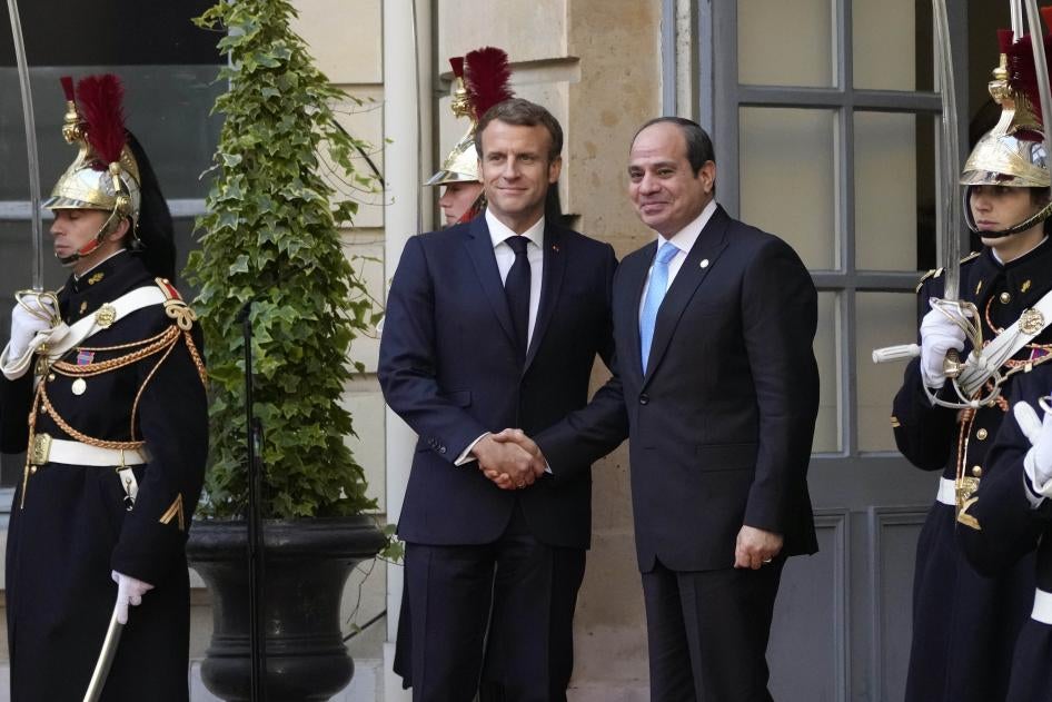 الرئيس الفرنسي إيمانويل ماكرون (يسار) يحيّي الرئيس المصري عبد الفتاح السيسي قبل مؤتمر مع قادة عالميين آخرين في باريس، فرنسا، 12 نوفمبر/تشرين الثاني 2021.