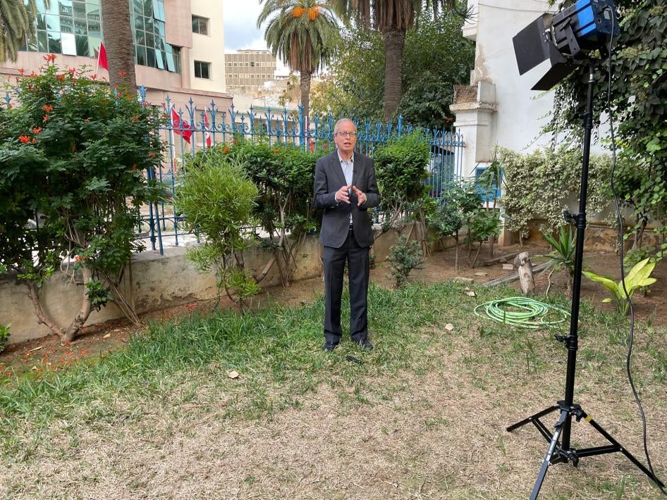 مراسل "الجزيرة" لطفي حجي يقدم تقريرا من العاصمة تونس بعد أن طردت السلطات التونسية موظفي القناة من مكتبهم، 5 نوفمبر/تشرين الثاني 2021.