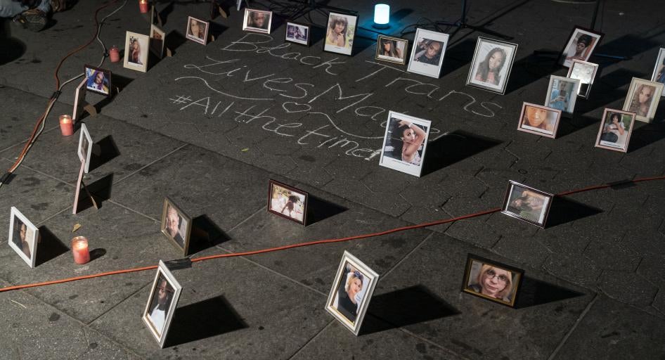 Retratos de la vigilia del Día del Recuerdo Transgénero en Washington Square en Nueva York, NY el 20 de noviembre de 2020. © Lev Radin / Sipa USA vía AP Images. 