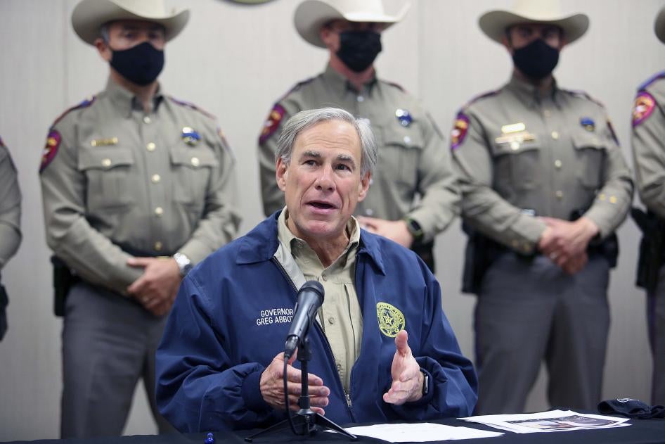 El gobernador de Texas, Greg Abbott, habla sobre la Operación Lone Star durante una conferencia de prensa en la Oficina Regional de Weslaco del Departamento de Seguridad Pública de Texas el 1 de abril de 2021, en Weslaco, Texas.