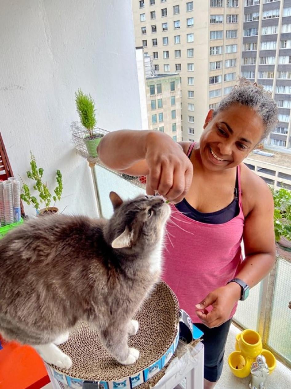 Kaola Baird avec son chat, sur le balcon de son appartement de Toronto.