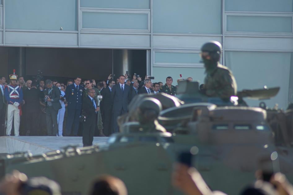 O presidente Jair Bolsonaro assiste um desfile militar em frente ao palácio da Alvorada, em Brasília, em 10 de agosto de 2021. 