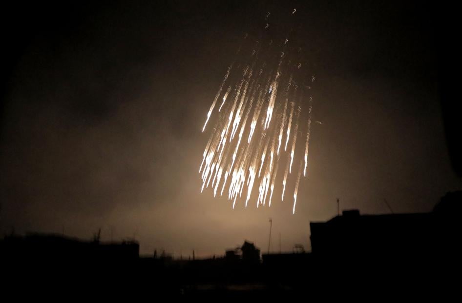 Les traces d’une arme incendiaire étaient visibles dans le ciel au-dessus de la Ghouta orientale à la périphérie de Damas, en Syrie, le 23 mars 2018. 