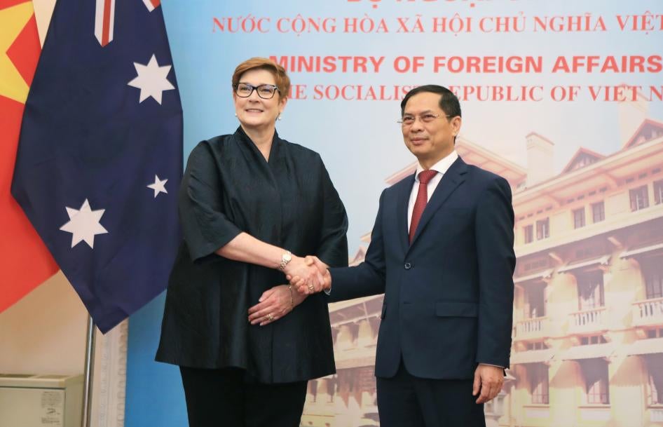 Australia’s Foreign Minister Marise Payne and Vietnam's Foreign Minister Bui Thanh Son shake hands.