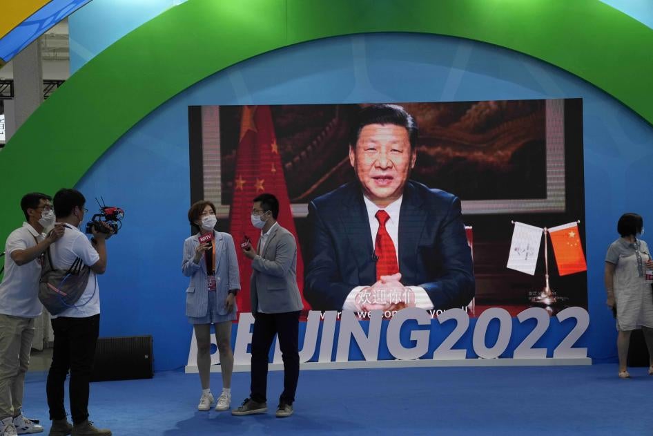2021년 9월 5일, 베이징에서 개최된 무역박람회의 2022년 베이징 동계올림픽 홍보 부스에서 시진핑 주석의 얼굴이 화면에 비치고 있다.