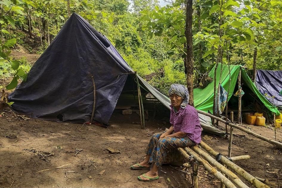 Cet habitant de l'État de Karenni (Kayah), dans l’est du Myanmar, était assis devant une tente dans un camp de personnes déplacées mis en place dans le canton de Demoso, le 17 juin 2021.
