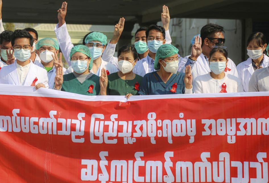Ces travailleuses et travailleurs de la santé participaient à une manifestation de la « Campagne du ruban rouge » devant un hôpital de Mandalay, au Myanmar, pour protester contre le coup d'État militaire, le 3 février 2021.