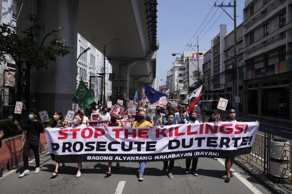 Nagmartsa ang mga nagpoprotesta sa labas ng palasyo ng Malacanang, Maynila, Pilipinas noong Hunyo 30, 2021.