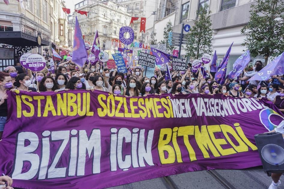 Am 20. März 2021 hat Präsident Recep Tayyip Erdoğan eine Verordnung erlassen, mit der die Türkei aus dem Übereinkommen des Europarats zur Verhütung und Bekämpfung von Gewalt gegen Frauen und häuslicher Gewalt, bekannt als Istanbul-Konvention, einem bahnbrechenden Vertrag, der von der Frauenrechtsbewegung in der Türkei unterstützt wird, austrat. Demonstrant*innen halten ein Transparent mit der Aufschrift “Wir geben die Istanbul-Konvention nicht auf. Für uns ist es nicht vorbei.” Istanbul/Türkei, 1. Juli 2021
