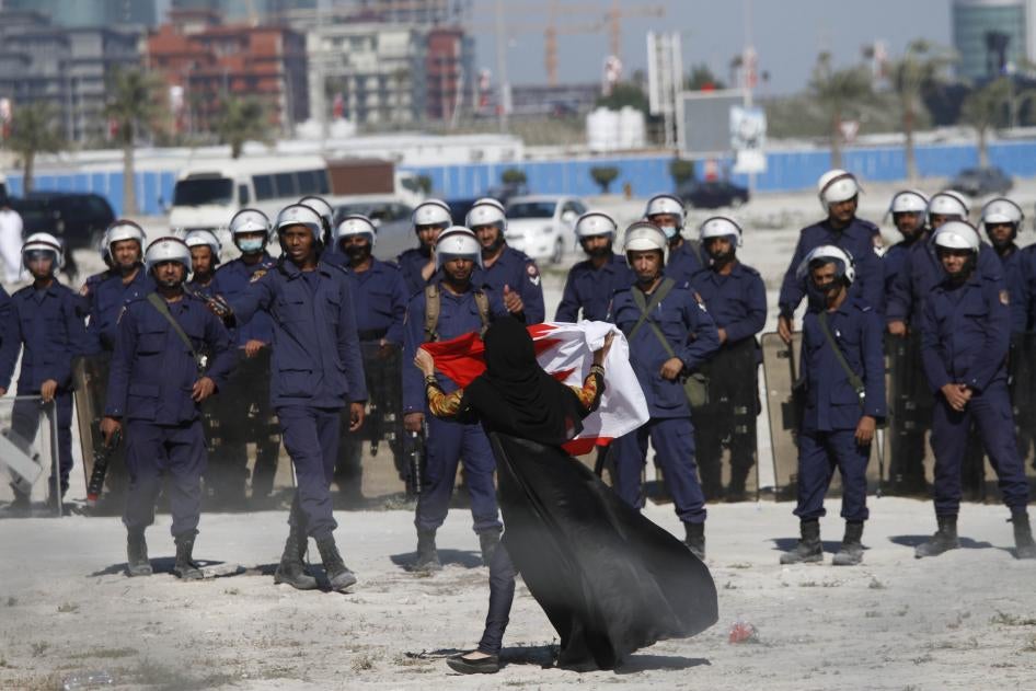 متظاهر مناهض للحكومة يومئ أمام الشرطة بينما يحتل المتظاهرين دوار اللؤلؤة مجددا في 19 فبراير/شباط 2011 في المنامة، البحرين. بعد مرور عشر سنوات على الاحتجاجات المناهضة للحكومة، سُحِقت جميع أشكال المعارضة تقريبا.