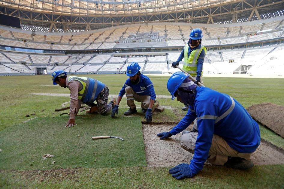 عمال يضعون العشب داخل "استاد لوسيل" الذي سيشهد نهائي "كأس العالم قطر 2022"، في لوسيل، قطر في 18 نوفمبر/تشرين الثاني 2021.