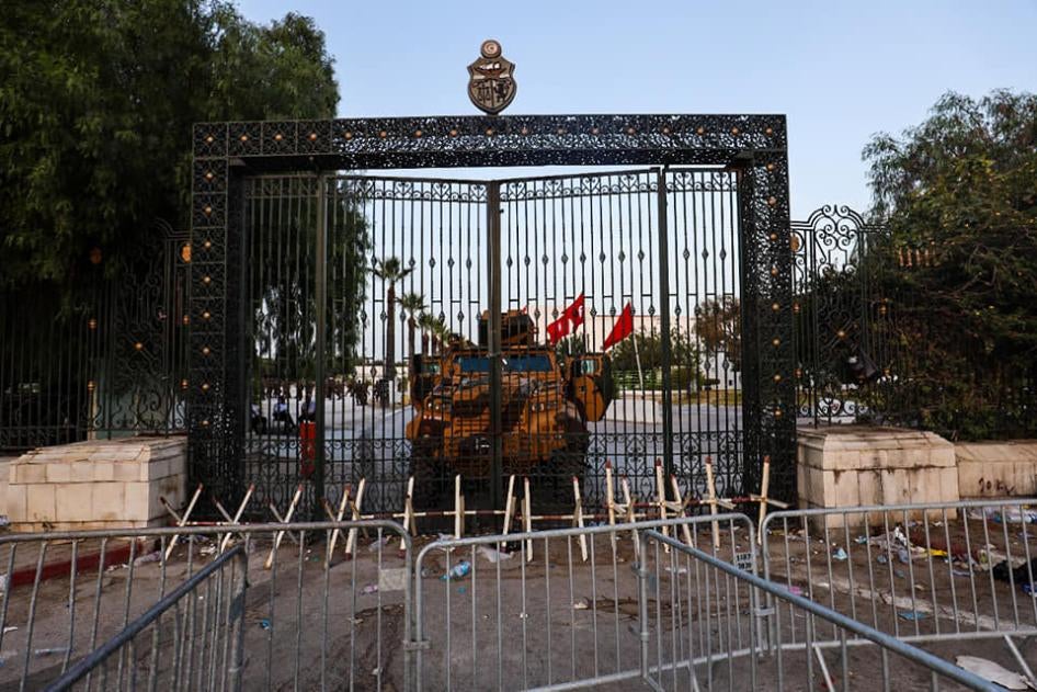 Le portail barricadé du Parlement tunisien, dans le quartier du Bardo à Tunis, photographié le 26 juillet 2021, au lendemain de la décision du président Saïed de suspendre cette assemblée dans le cadre de sa saisie de pouvoirs exceptionnels, le 25 juillet 2021.