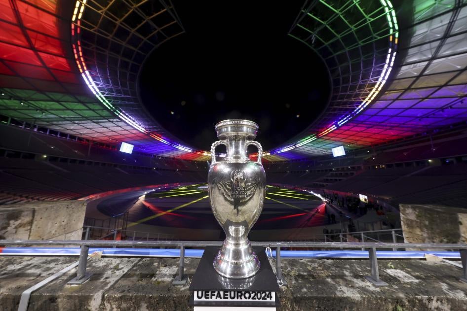 Le trophée du Championnat d’Europe de football 2024 (UEFA 2024), présenté au Stade olympique de Berlin, Allemagne, le 5 octobre 2021. 