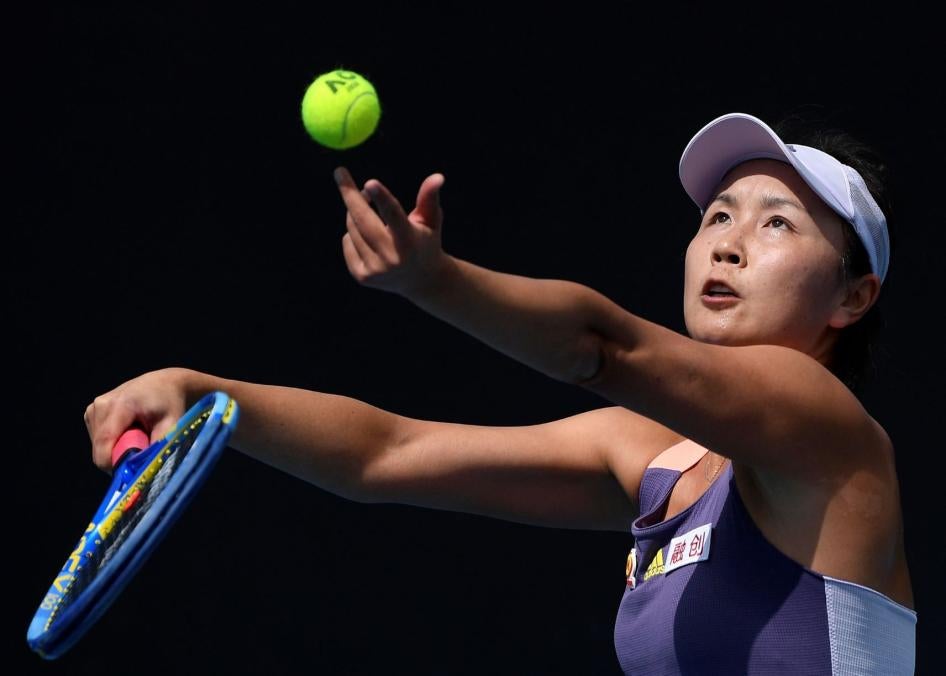 中國網球明星彭帥在澳洲網球公開賽女子組單打第一輪比賽中發球，澳洲墨爾本，2020年1月21日。