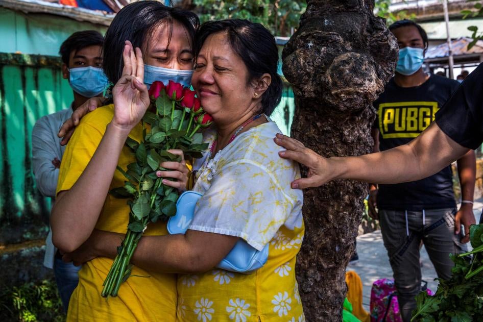 Uma manifestante libertada da prisão após três semanas de detenção se reúne com sua mãe em Yangon, Mianmar, em 24 de março de 2021. A saudação de três dedos, adaptada de “Jogos Vorazes”, é um sinal amplamente usado de desobediência civil.